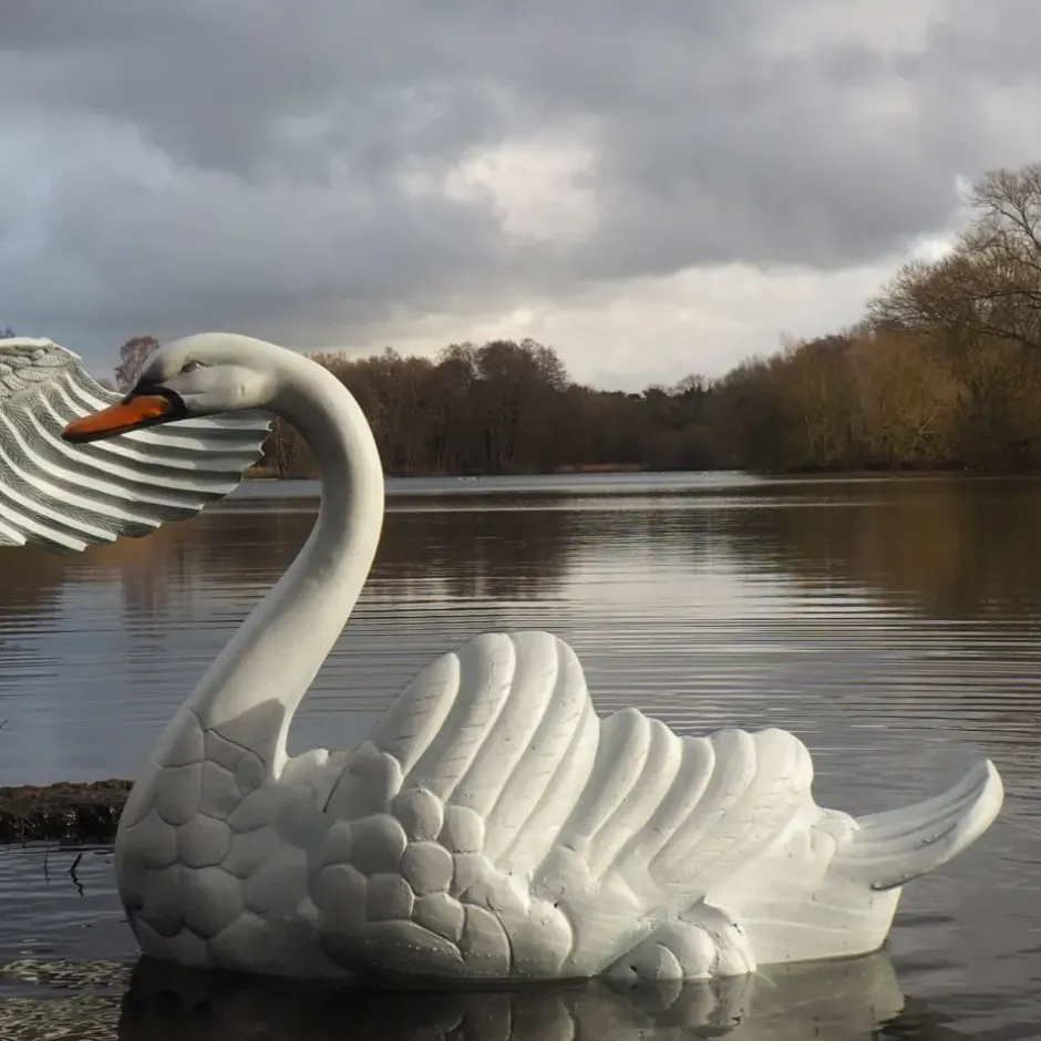 Statues & Sculptures Swans^Grand Pair of Swans Antique White Metal Garden Statues